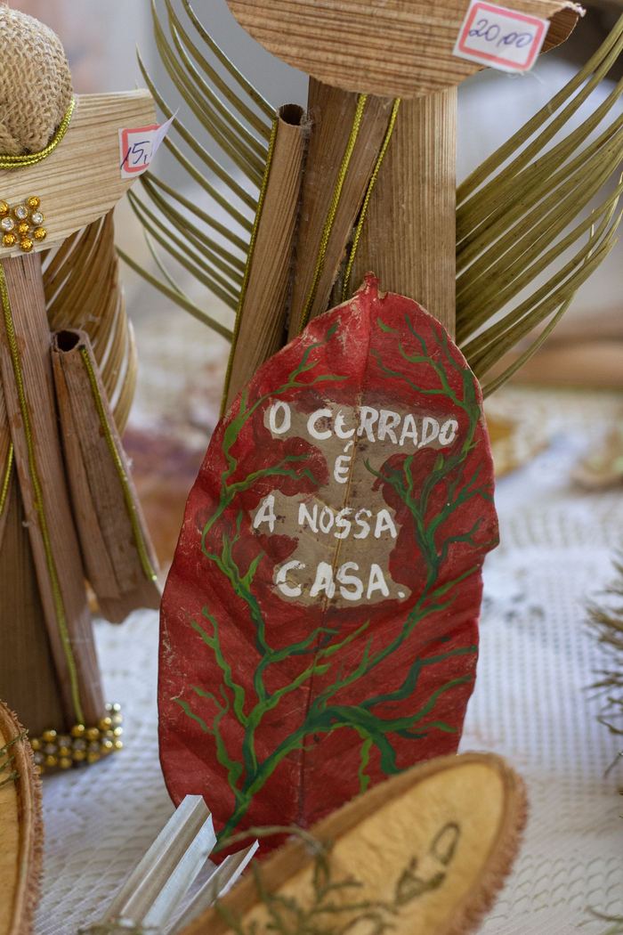 Peça artesanal pintada com a frase O Cerrado é a nossa casa