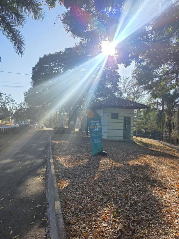 Bandeira Hoje é dia de Flore-Ser UFG na entrada do parque, contra o sol da manhã