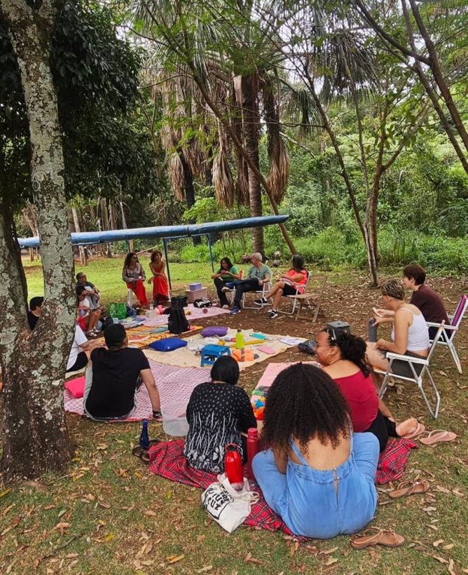 Roda de leitura sob as árvores