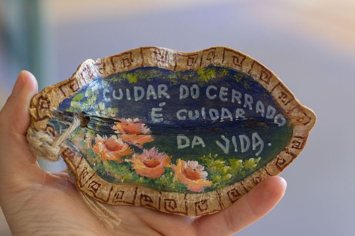 Peça de cerâmica pintada com a frase Cuidar do Cerrado é cuidar da vida
