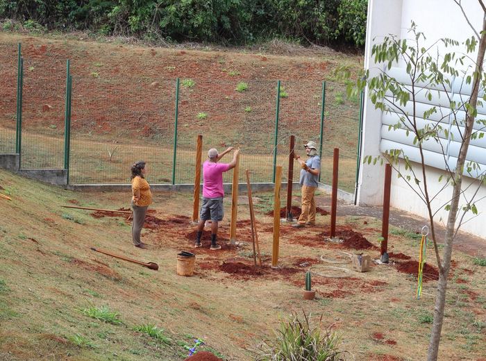 Equipe trabalhando na requalificação de um canteiro cercado